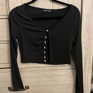 Pearl button rubbed knit crop top